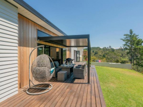 Treetop Bach - Whangamata Holiday Home